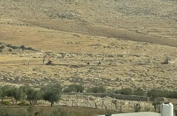 الاحتلال يبدأ بشق شارع استيطاني جديد في حزما شمال شرق القدس