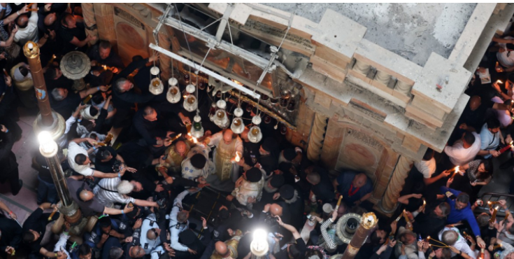  قوات الاحتلال تعتقل حارس القنصل اليوناني من كنيسة القيامة خلال إقامة الشعائر الخاصة "سبت النور" في القدس 