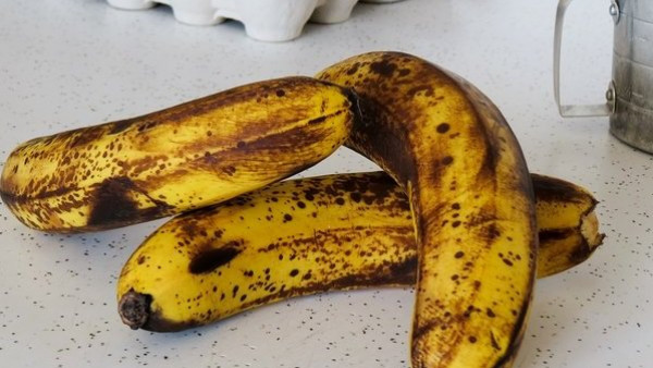 تناول الموز ذات البقع سوداء بدلًا من الأصفر يُعالج 7 أمراض 