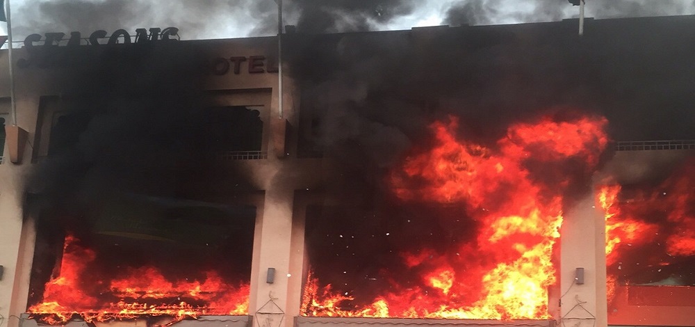 بعد اندلاع حريق ..  إخلاء 520 مُعتمراً من فندق بالعاصمة المقدسة بالسعودية 