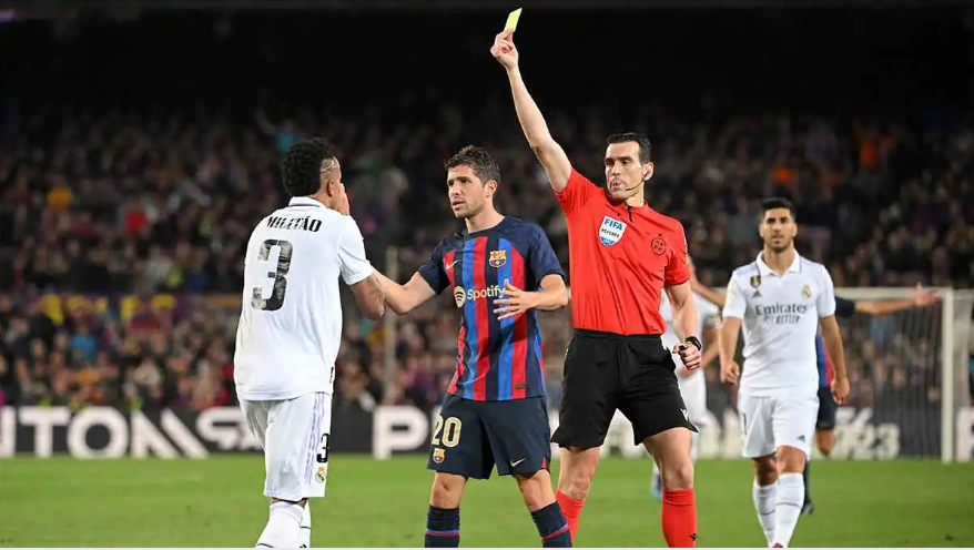الكلاسيكو الخامس ..  رد صاعق بـ"الأرقام" على قناة ريال مدريد بعد انتقاد الحكام