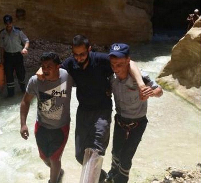بالصور  .. انقاذ بريطاني وامريكي في البحر الميت 