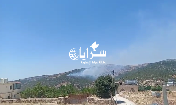 بالفيديو ..  الدفاع المدني يحاول إخماد حريق في منطقة جبل ساكب