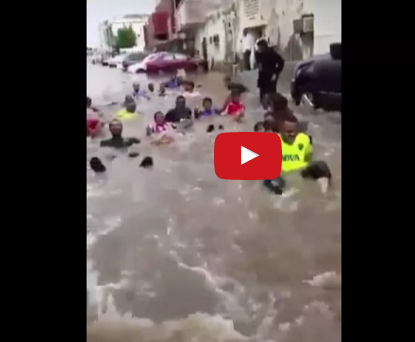 بالفيديو .. فى السعودية ..  مياه الأمطار تتحول لـ”مدينة ألعاب مائية”