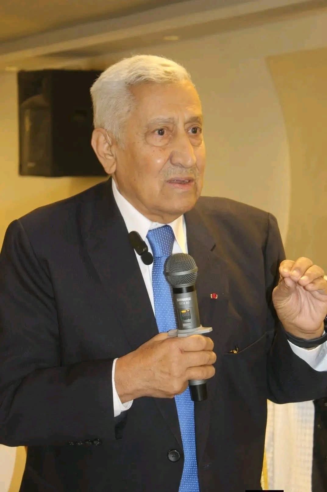 بالفيديو ..  عبدالله النسور ممازحًا "خليل عطية": "عمرك ما أعطيتني ثقة ..  كيف بدي أعطيك فلذة كبدي؟"