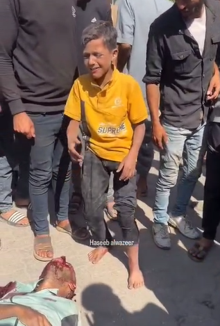 بالفيديو ..  طفل يصدم باستشهاد والده بغارة على حي الزيتون شرق مدينة غزة