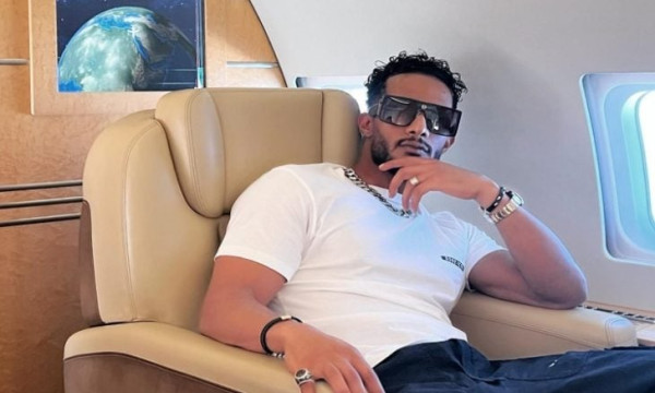 شاهد  ..  محمد رمضان يستفز الجمهور بمسدس من ذهب