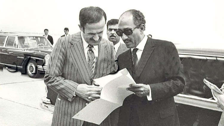 قائد مصري يحدد للسادات وحافظ الأسد توقيت الهجوم على إسرائيل
