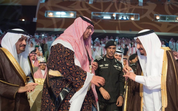 بالصور  ..  الملك سلمان يبكي اثناء حفل تخرج نجله الأصغر من الثانوية