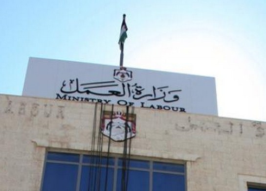 "العمل": توقيع عقد جماعي شمل 1300 موظف