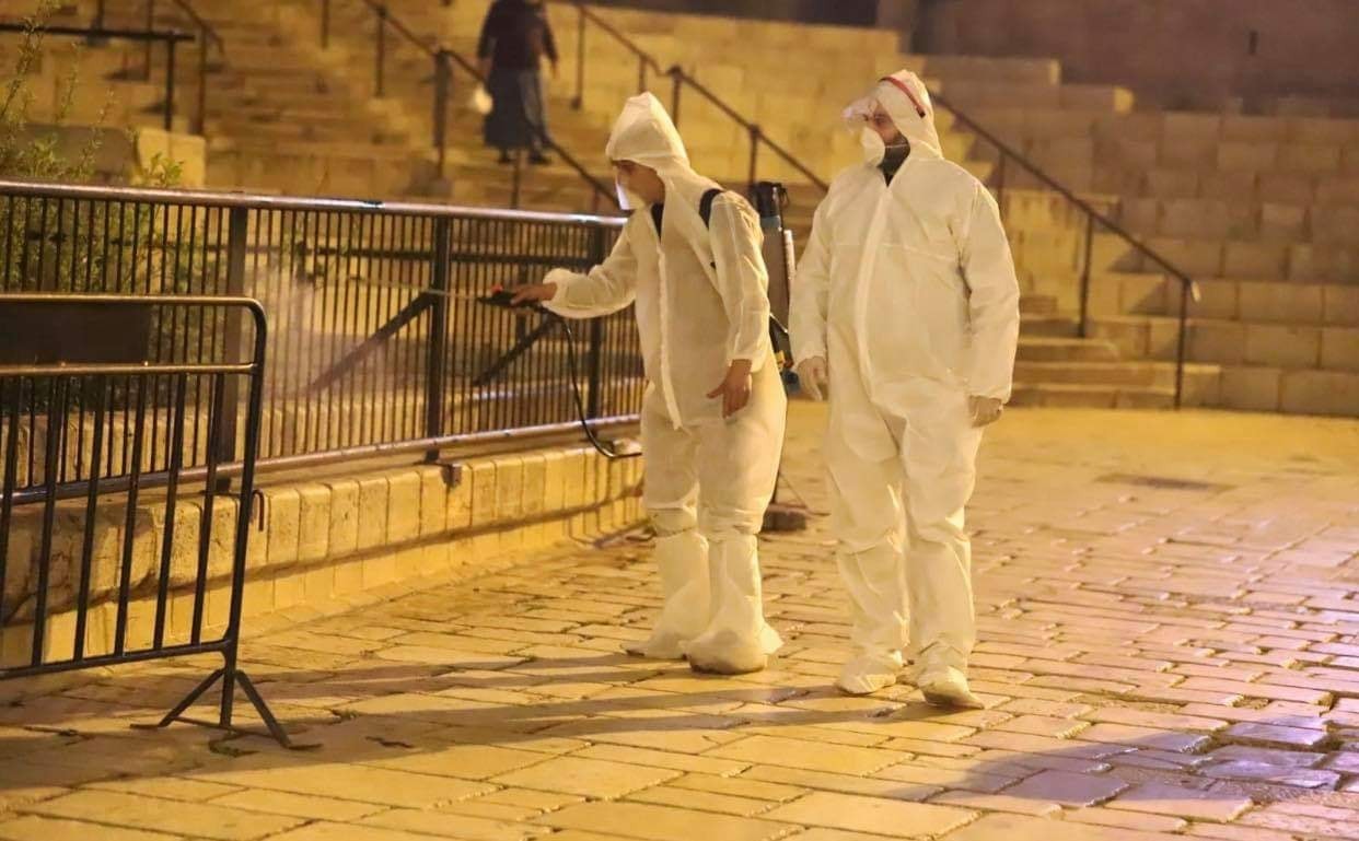 الاحتلال يعتقل 4 مقدسيين أثناء تعقيمهم مرافق عامة قرب الأقصى