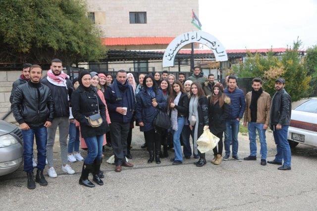طلبة جامعة البترا يزورون دار الزهراء للمسنين في مرج الحمام