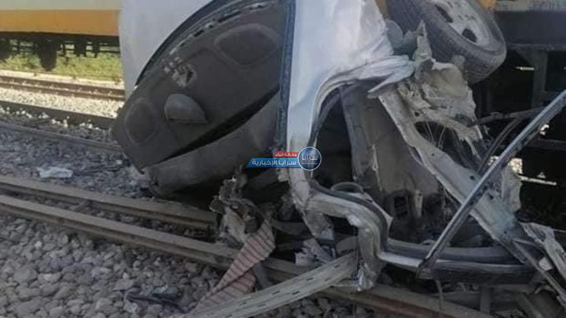 بالصور  ..  قطار يدهس سيارة جنوب مصر ويقتل قائدها