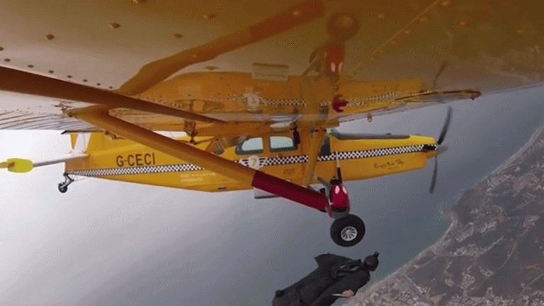 بالفيديو ..  أحد ركاب طائرة يغامر يحياته لإلتقاط إصبع موز