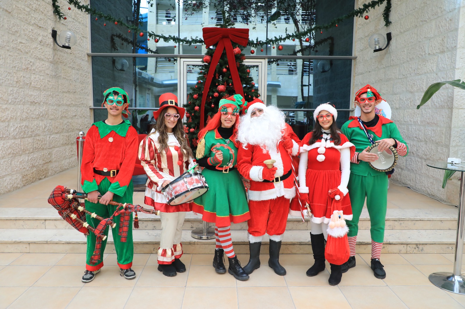 الشرق الأوسط" تحتفي بإضاءة شجرة الميلاد"