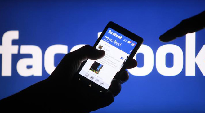 "فيسبوك" تكشف عن نموذج لسماعة الواقع الافتراضي