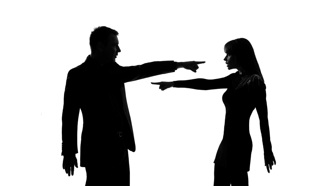 زوجتي عصبية وتتهمني بالبخل والتقصير، ماذا أفعل معها؟