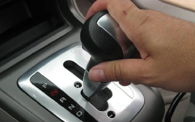 وظيفة خفية تنقذ حياتك ..  سر الفتحة الصغيرة في ناقل الحركة في سيارتك