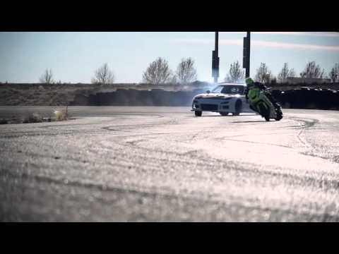 دراجة نارية تتحدى سيارة رياضية بالتفحيط