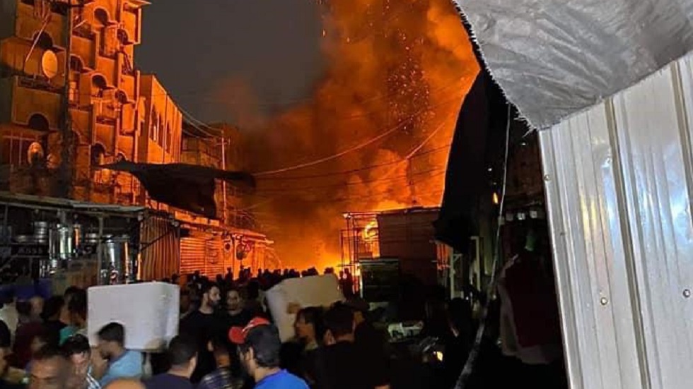 مصرع شخصين بحريق ضخم في سوق تجاري ببغداد