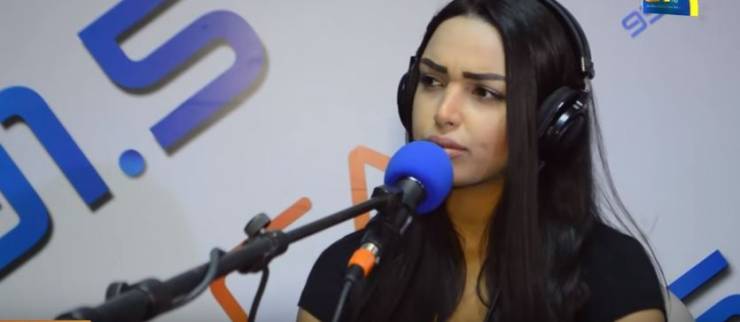 فيديو:فنانة تونسية لا تمانع الغناء في إسرائيل وترحب بصورة مع جندي اسرائيلي!
