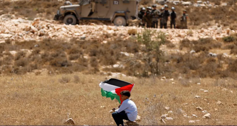 المستوطنون وجنود الاحتلال يعتدون على الفلسطينيين في الخليل وجنين ونابلس
