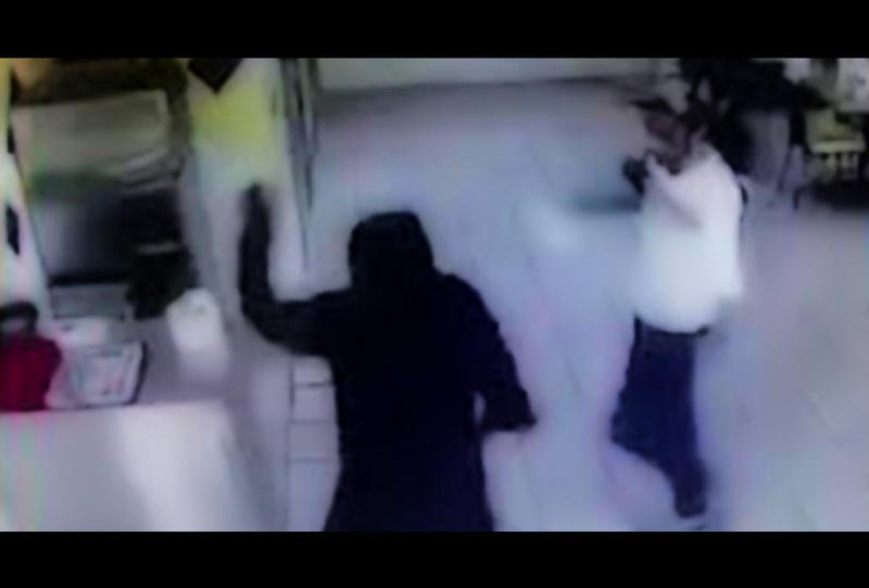 بالفيديو ..  فتاة تضرب شاباً داخل مطعم  .. والسبب!