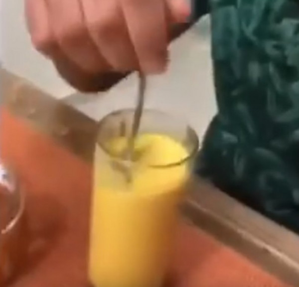 هل جربت "مشروب الشتاء الصحي"؟ شاهده في خلطة "الحليب الذهبي"