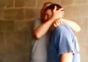 فيديو لشاب يحقق لزوج والدته حلم حياته  ..  يحصد أكثر من 5 ملايين مشاهدة