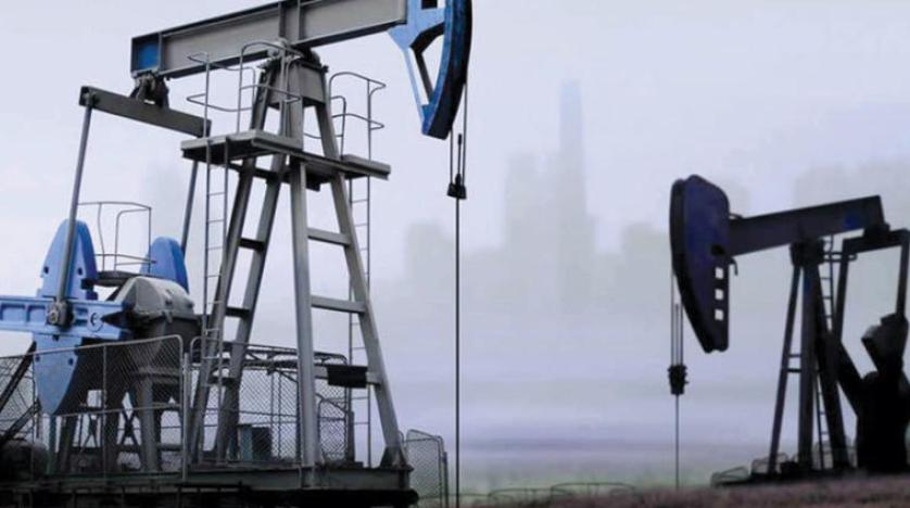 النفط يتراجع وسط مخاوف من تأخر خفض أسعار الفائدة الأميركية