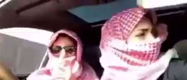 بالفيديو: فنانة سعودية تتنكر في زي رجالي وتمارس التفحيط مع شاب!