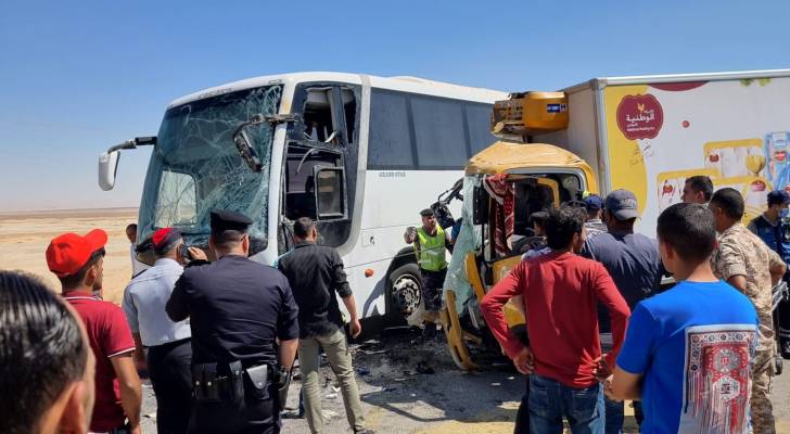 وفاتان و7 إصابات بتصادم مركبة وحافلة على الطريق الصحراوي في معان 