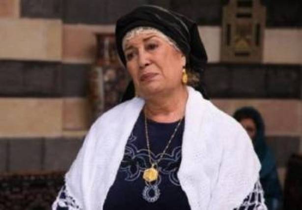 منى واصف تُبكي فريق عمل "مذكرات عشيقة سابقة"!