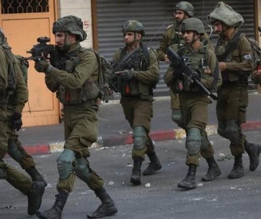 قوات الاحتلال تعتقل 3 فلسطينيين خلال اقتحامها بيرنبالا وتسلم شاباً مقدسياً قراراً بإبعاده عن الأقصى