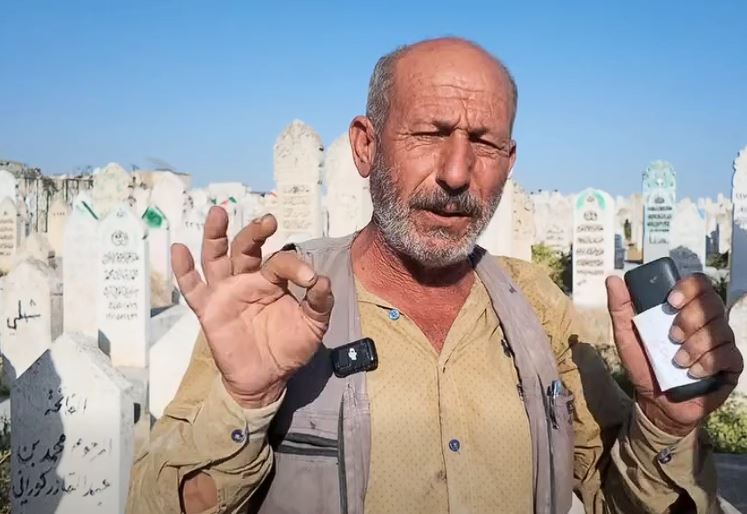 "دفنتُ مليارديرًا بلا كفن" ..  حكاية مؤثرة يرويها "عامل مقبرة" من داخل أحد مقابر حلب - فيديو