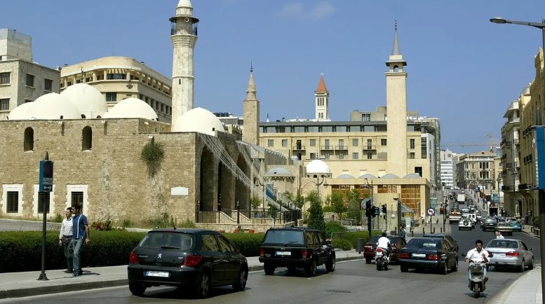 لبنان ..  شيخ يقتل شخصاً ركن سيارته أمام باب المسجد