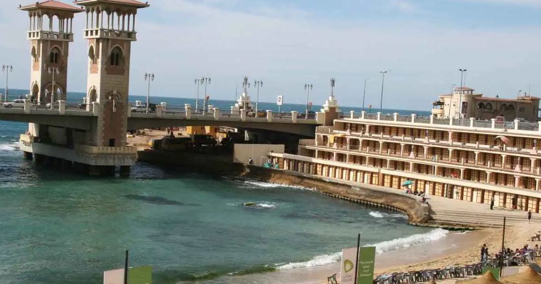 على شاطئ الإسكندرية ..  شاب ينقذ 6 أشخاص ويفارق الحياة   