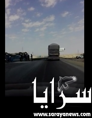 بالفيديو ..  انقلاب شاحنة في القطرانة
