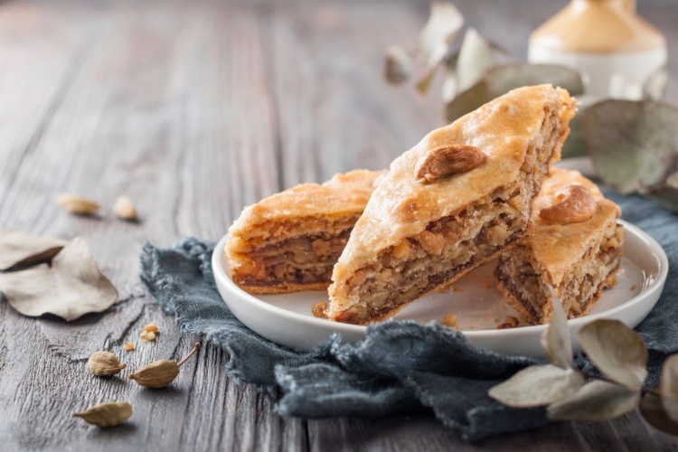 بقلاوة بالجوز والقرفة بعجينة الفيلو