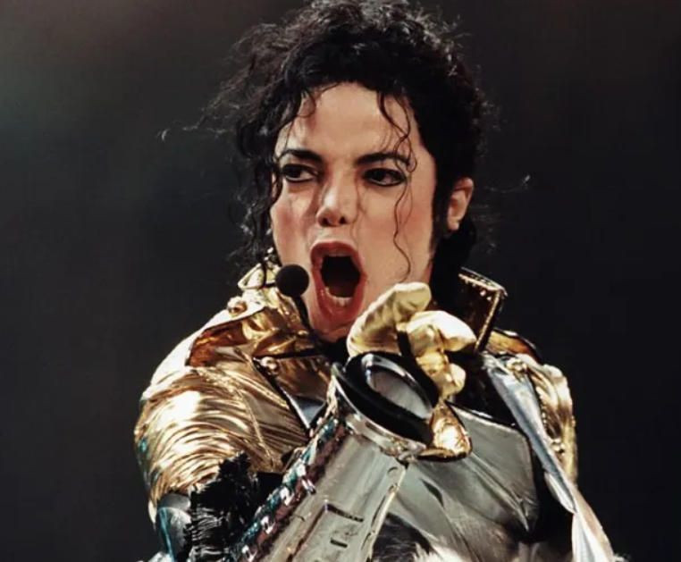 "طعام متعفن وتماثيل غريبة" ..  الكشف عن أسرار غرفة نوم مايكل جاكسون  