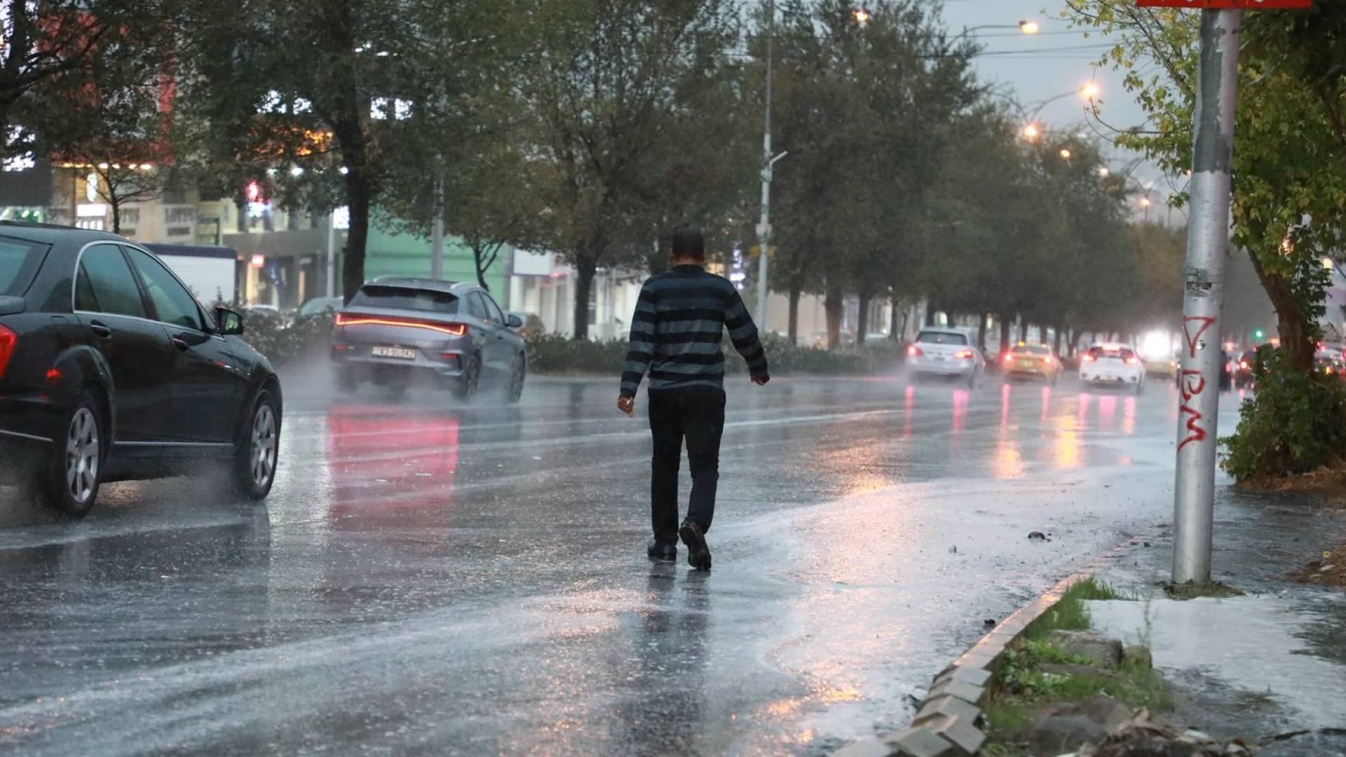 هطولات غزيرة وبلديات تفعّل خطة الطوارئ خلال المنخفض الجوي