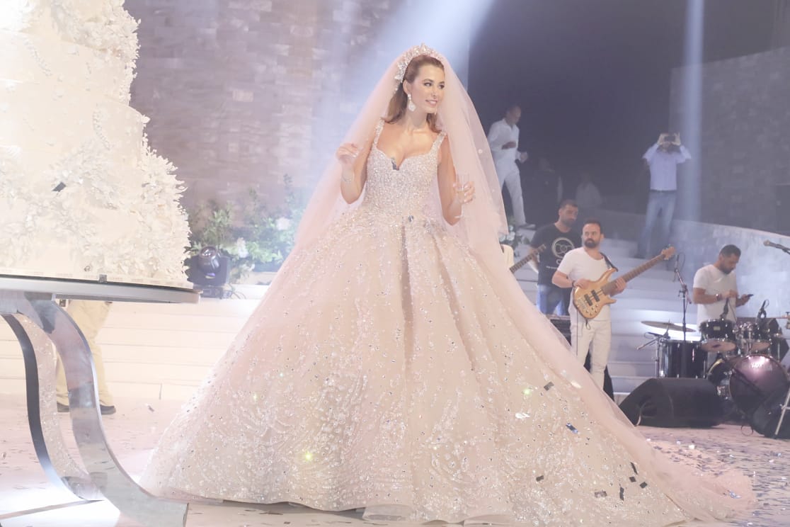 بالفيديو  ..  زواج مختلط يثير ضجة بلبنان  ..  العروس دخلت على اغنية جمعت بين الترنيمة والآذان