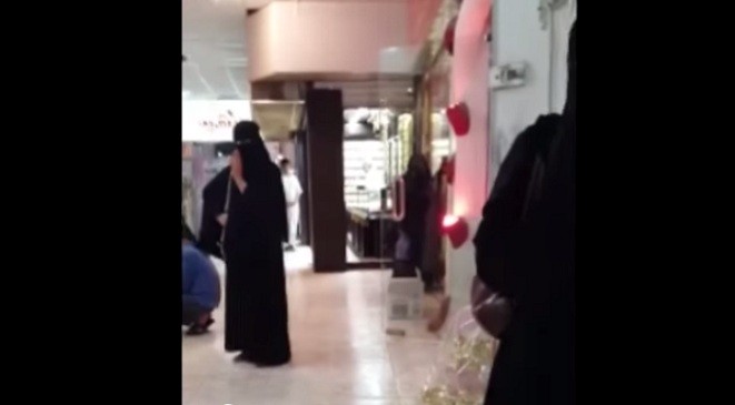 بالفيديو  ..  السعودية : طرد  فتاة منقبة من السوق يثير ضجة في السعودية