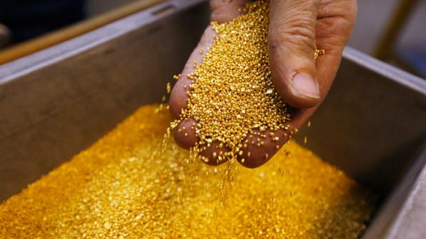 الذهب ينخفض مع ارتفاع الدولار والسندات ورغم مخاوف النمو