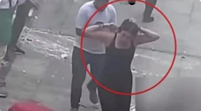 بنت مصر ..  فتاة شجاعة تتصدر مواقع التواصل بعد المساعدة في إنقاذ مصابي انفجار أرابيلا بلازا
