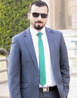 محمد العبادي يغادر ارض للدراسة واحمد العبادي يتمنى له التوفيق