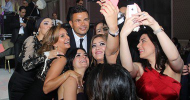 بالصور ..  الـ selfie يطارد "الهضبة" فى حفل زفاف "أحمد وداليا "