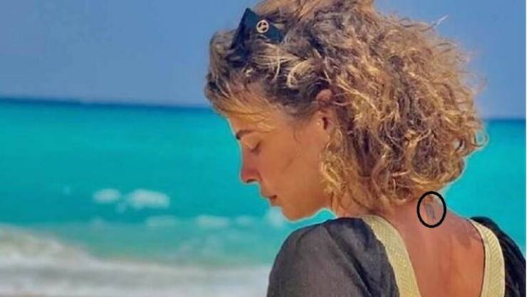 وشم على ظهر فنانة مصرية مشهورة يثير الجدل بسبب محمد صلاح  .. صورة