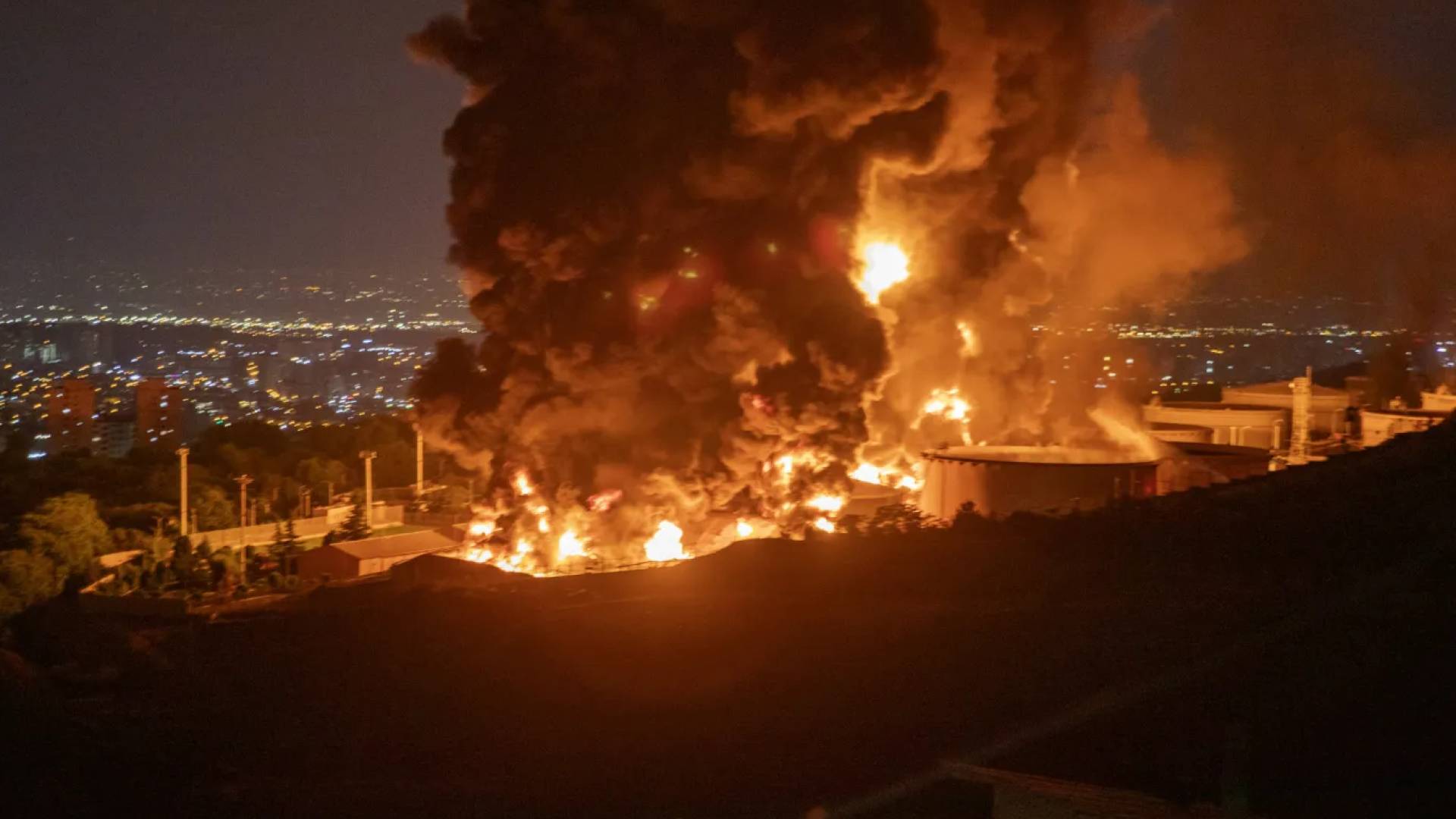 التلفزيون الإيراني: سلسلة انفجارات تهز سيريك وبندر عباس ..  وأنباء عن استهداف أبراج اتصالات