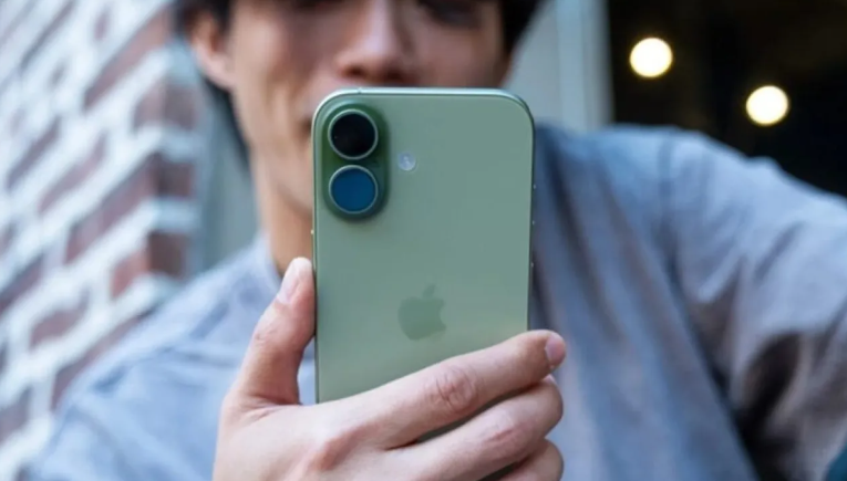 ميزة مخفية في آيفون تقلل إجهاد العين ..  إليك كيفية تفعيلها